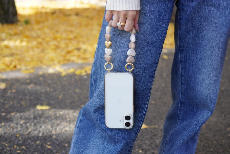 【SNSで話題】LOUVINI PARISのハンドストラップで、スマホコーデを一新_1