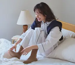 寒さを感じやすい寝起きに“起毛であったかルームソックス”で足先に温かさをプラス