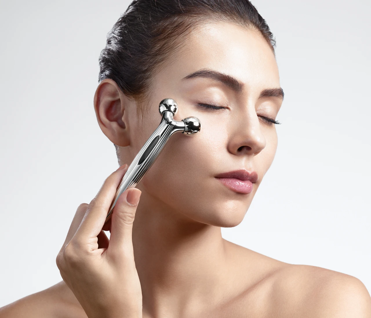 【BAILA公式Instagramフォロー&いいねキャンペーン】目もと＆口もとのポイントケア美顔器『リファエスカラットレイ』を合計1名様にプレゼント！