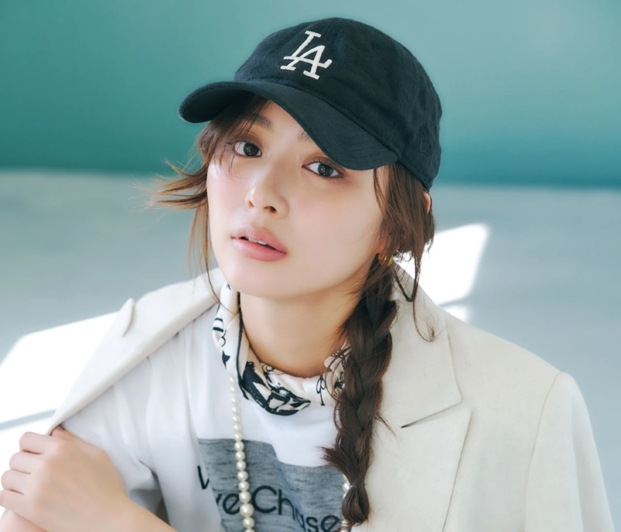 【30代女性のきれいめコーデに合うキャップ5選】ヘアアレンジは「サイド三つ編み」で甘さをプラス！