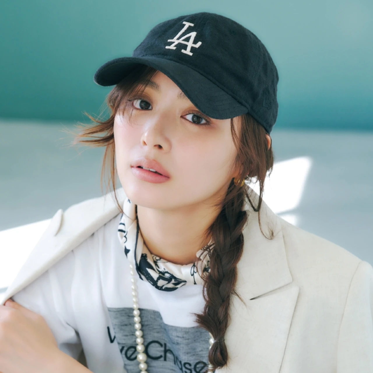 【30代女性のきれいめコーデに合うキャップ5選】ヘアアレンジは「サイド三つ編み」で甘さをプラス！