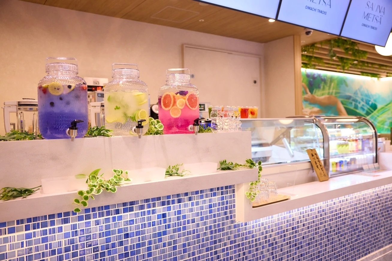 サウナ後の水分補給にぴったりのカフェコーナー