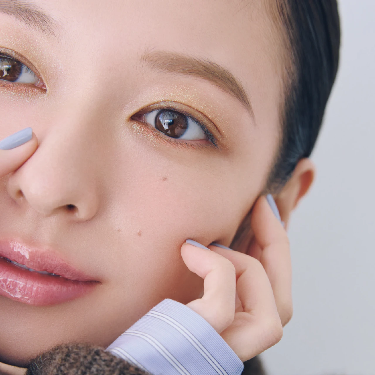 いつものベージュシャドウに偏光ラメをのせて遊び心を【大人の秋の“多幸感”メイク】