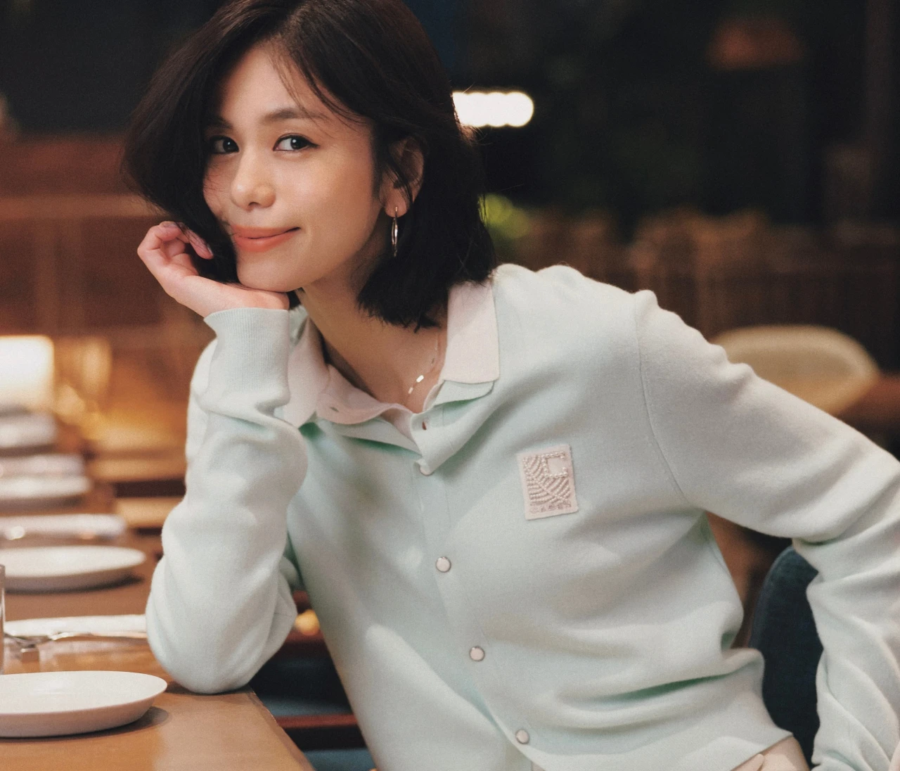 【ポロトップスコーデ】ポジティブムードを振りまく映えトップスが頼りになる【BAILA今日のコーデ】