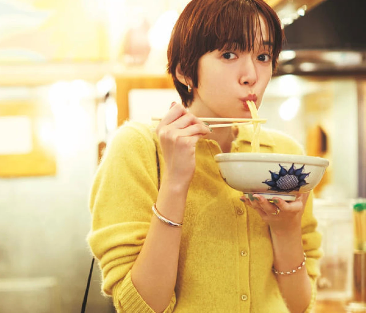 【きれい色ニットコーデ】チアフルなイエローカーディガンで顔映え確約！【BAILA今日のコーデ】