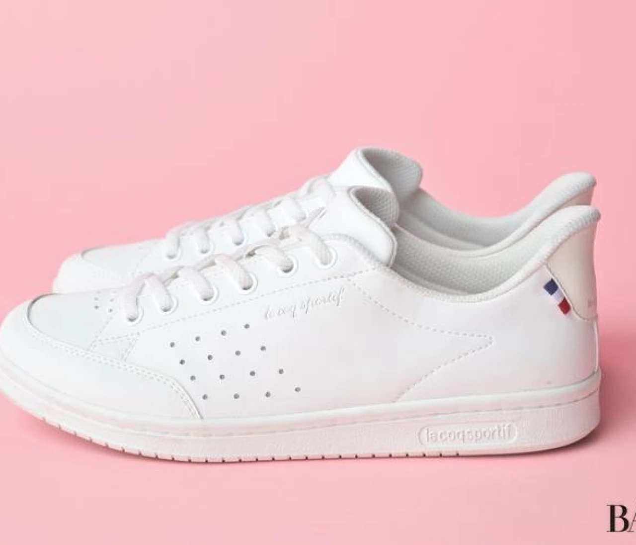 【大人の白スニーカー】通勤や街歩きにも（写真）