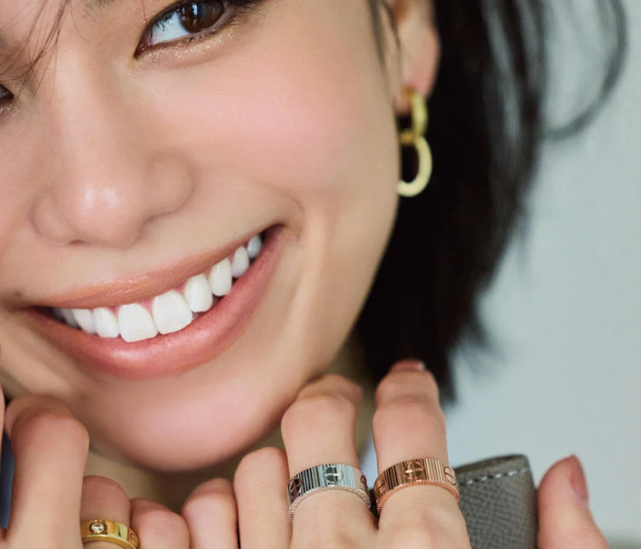 【カルティエのジュエリー】存在感を放つリング・ピアス・ブレスレットで職場での信頼感と自信が高まる！