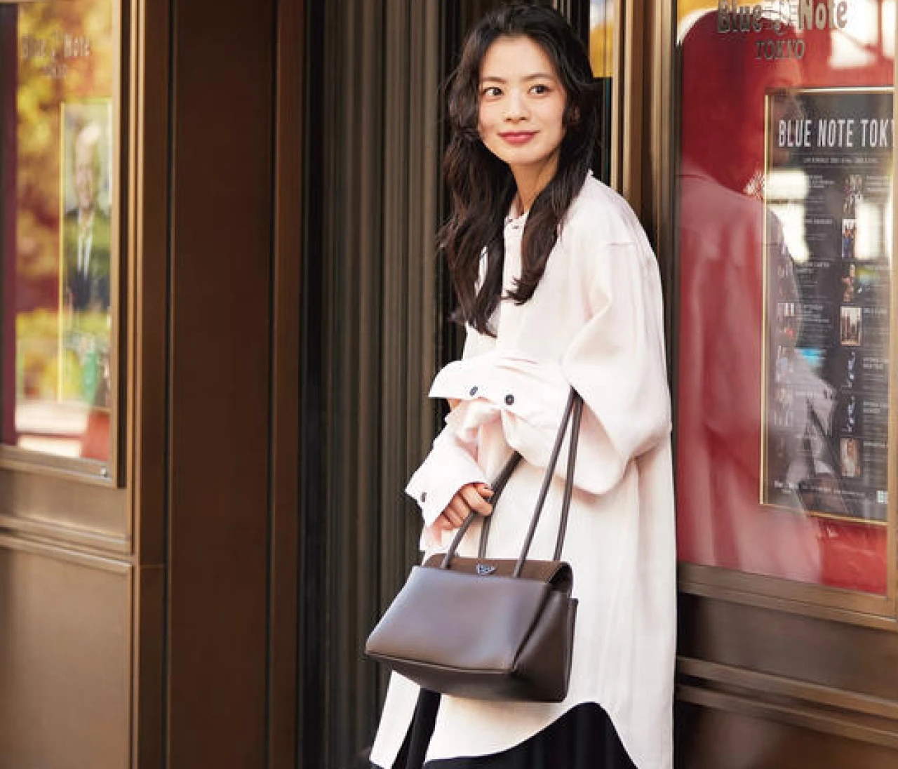 【スクエアバッグコーデ】端正な「プラダ」のバッグを着こなしの引き締め役に【BAILA今日のコーデ】