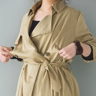 トレンチコートの着こなしにきゃしゃ感が生まれる！ほんの少しの