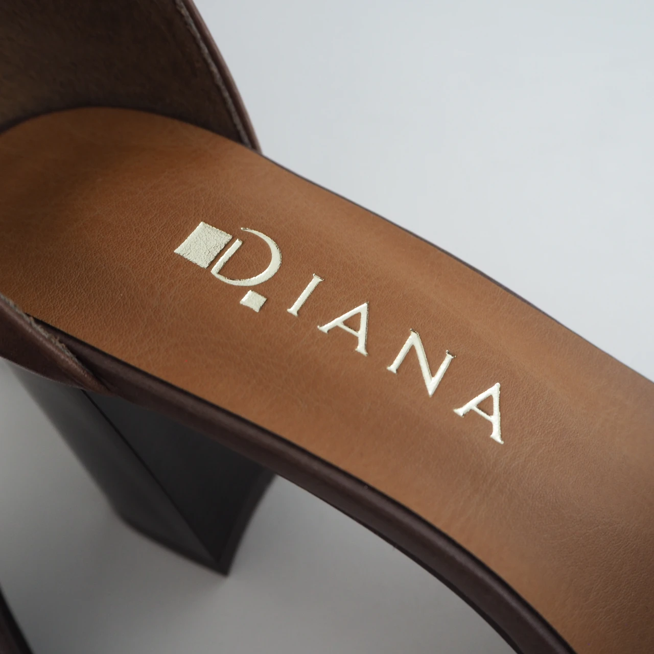 【DIANA 読む試着室】安定感があるのに脚長効果あり！「スタック調ヒールサンダル」をライターが徹底レビュー！