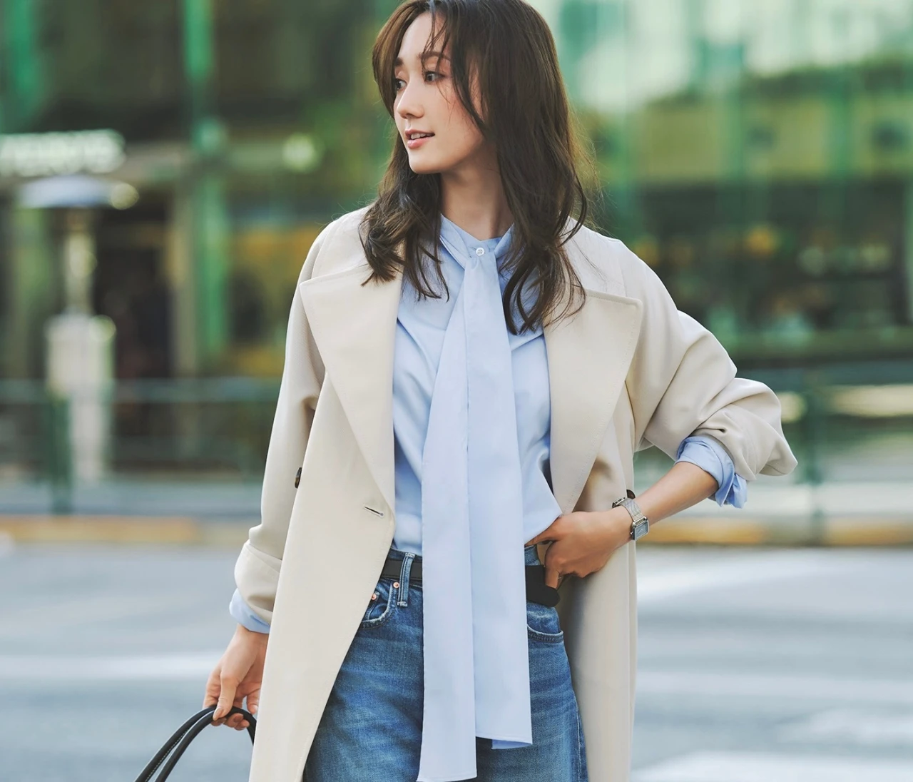 【トレンチ×デニムコーデ】王道コンビはボウタイシャツでこなれ感を上乗せ【BAILA今日のコーデ】