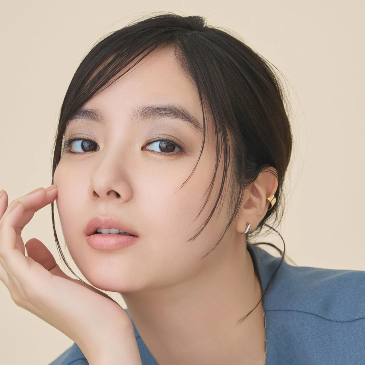 【シャネル秋新色で作るニュアンスグレーメイク】ヘアメイクアップアーティスト河嶋希さんが2025年秋新色で作るメイクレシピを解説！