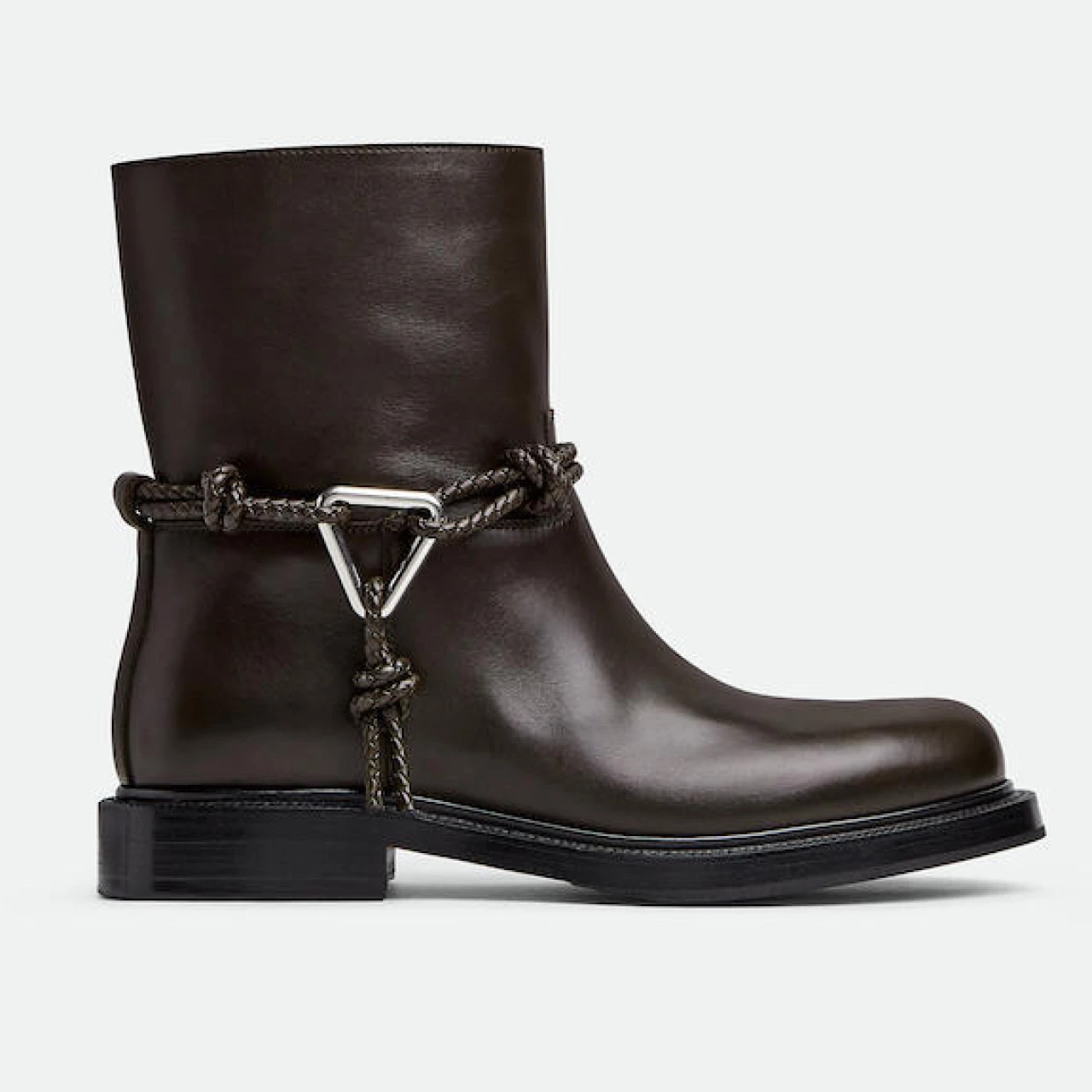 【BOTTEGA VENETA(ボッテガ・ヴェネタ)】アイコニックなトライアングルパーツをさりげなく。新作ブーツ「ジェームス」