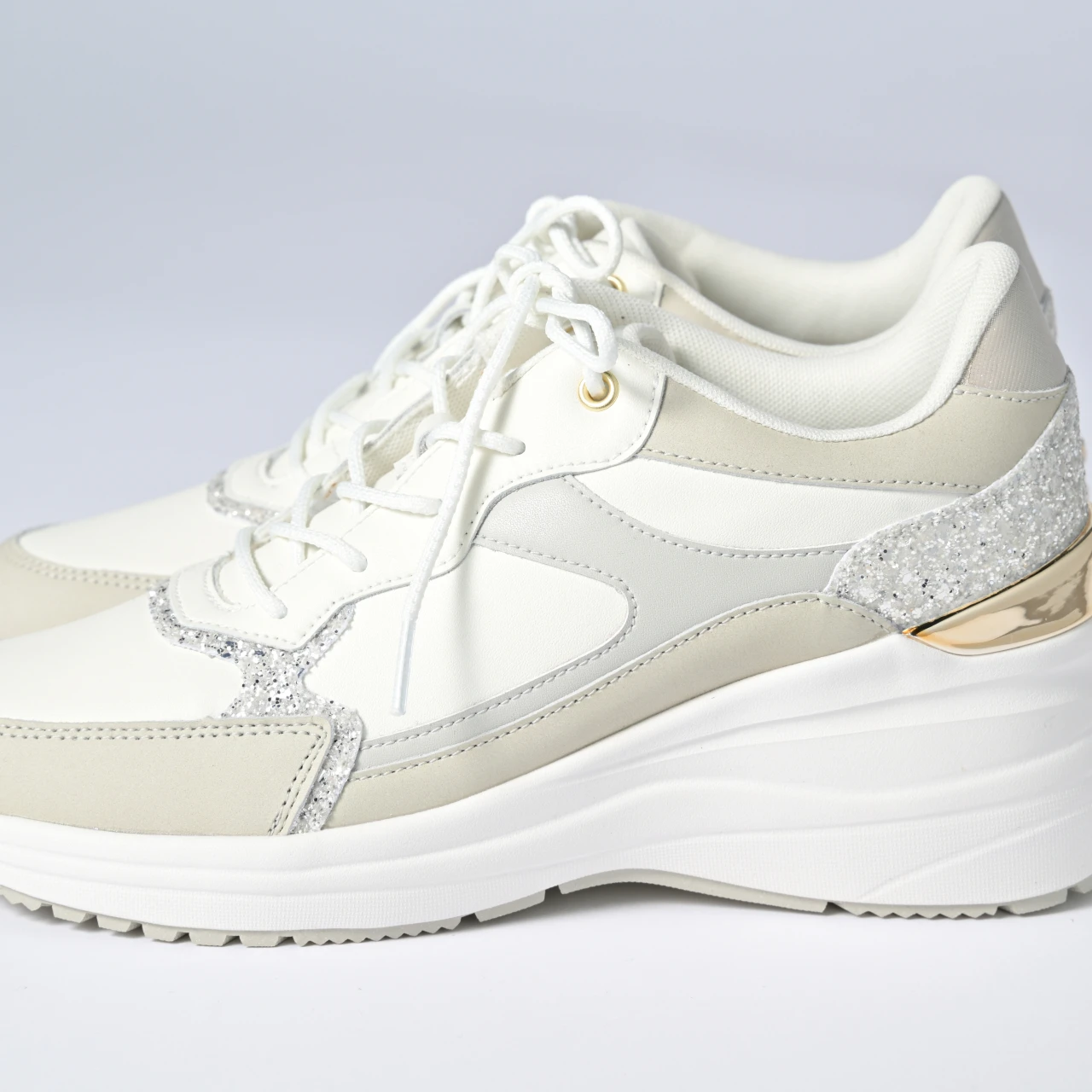 【HIMIKO 白スニーカー】着用レビューも! 美脚ヒールアップスニーカーは、女心をくすぐる華やかディテールが満載♡ 「きれいめ服に似合う白スニーカー vol.70」