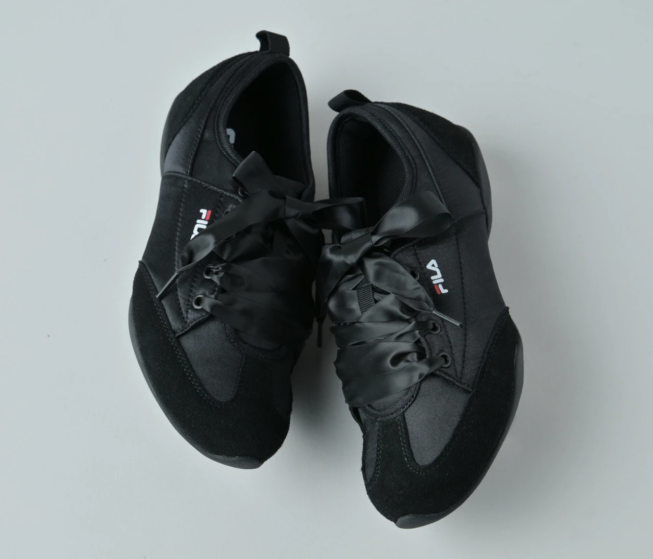 【FILA（フィラ）】軽量＆1万円以下！ スカートと好相性のバレエコアスニーカー【きれいめ服に似合う黒スニーカー】