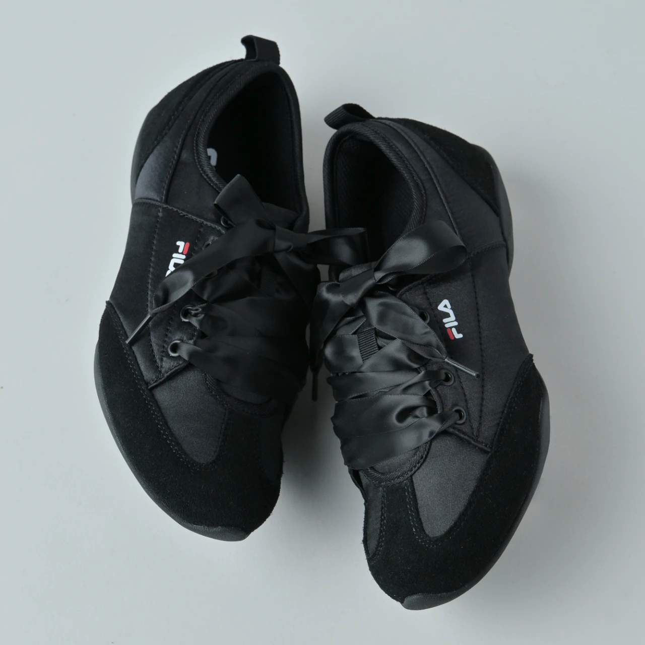 【FILA（フィラ）】軽量＆1万円以下！ スカートと好相性のバレエコアスニーカー【きれいめ服に似合う黒スニーカー】