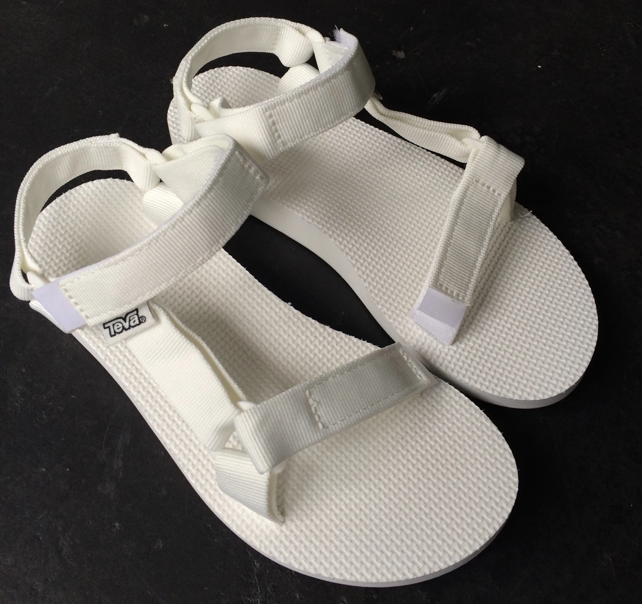 白スニーカーの次は「白Teva」