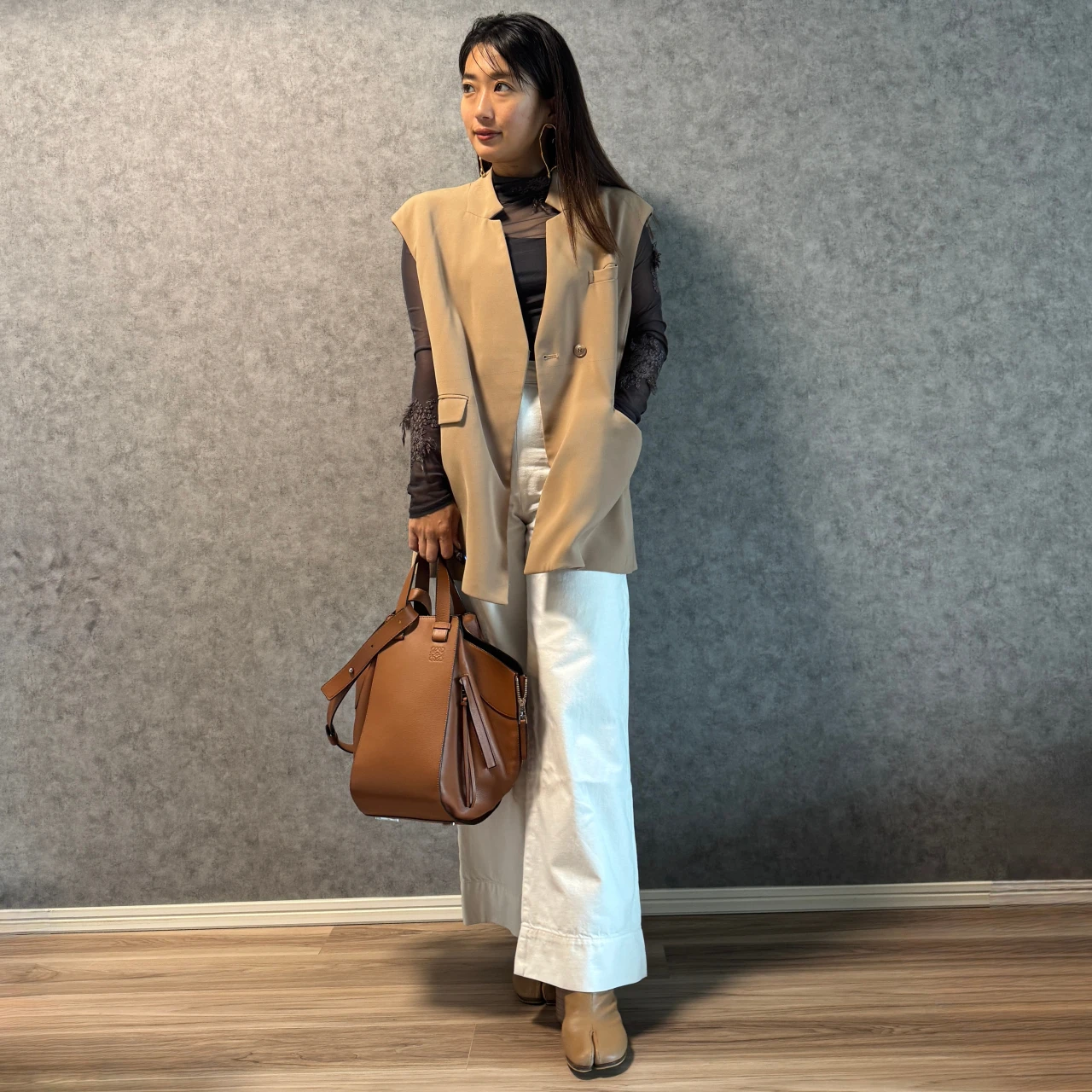 【ジレを使ったブラウンコーデ】白デニム×ブラウンTABIブーツ×シアートップスで楽しむ休日コーデ