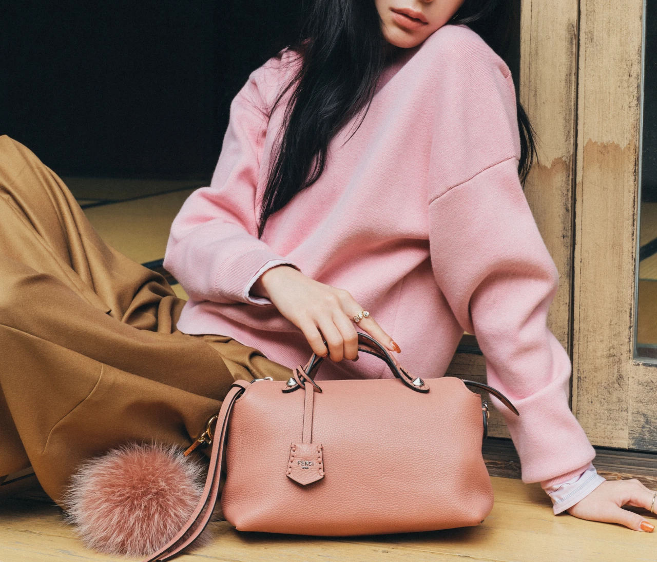 【FENDI（フェンディ）】貴島明日香が選ぶ“一生もの”ミニバッグ。上品さが際立つ【おすすめハイブランドバッグ＆小物7選】