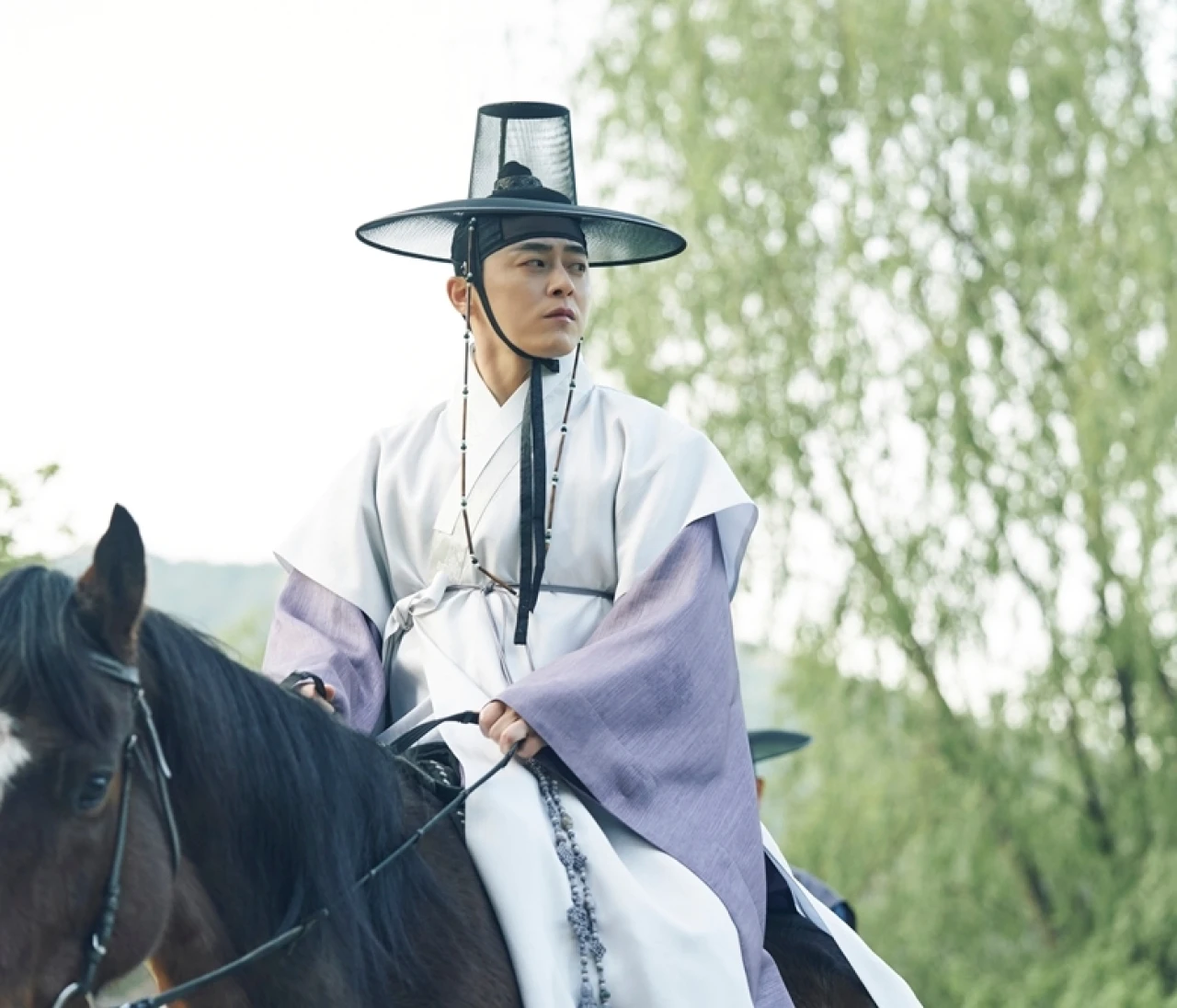 チョ・ジョンソクが色気の蛇口全開放して視聴者を魅了する時代劇『魅惑の人』に注目！【韓ドラオタクおすすめの1本】
