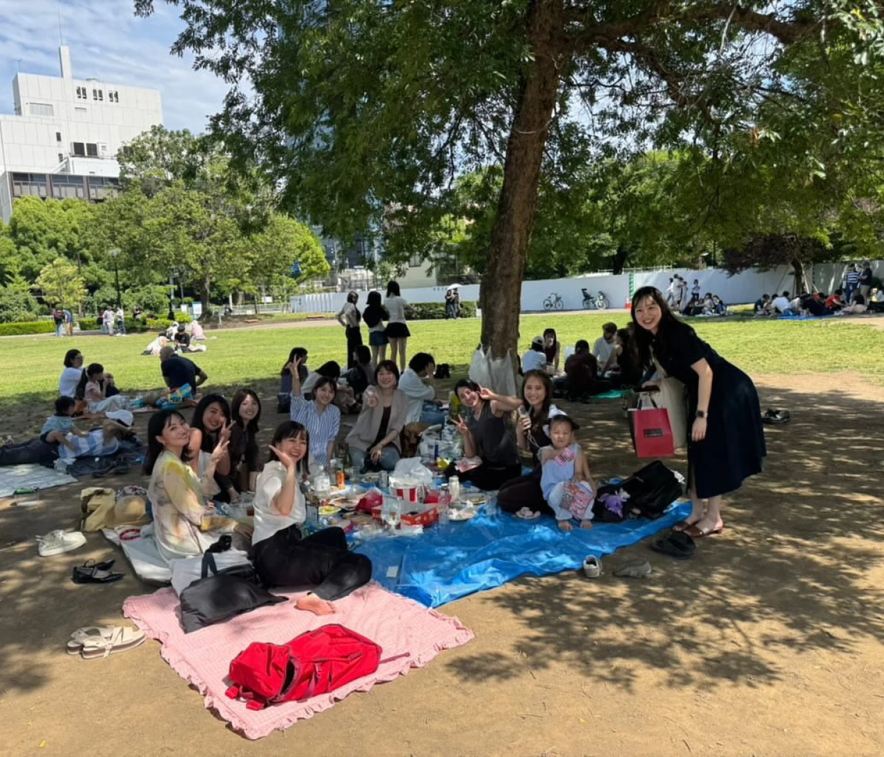 レジャーシートの上はまるで青空バー♡おしゃれなバイラーズ達と楽しむ芝公園ピクニック