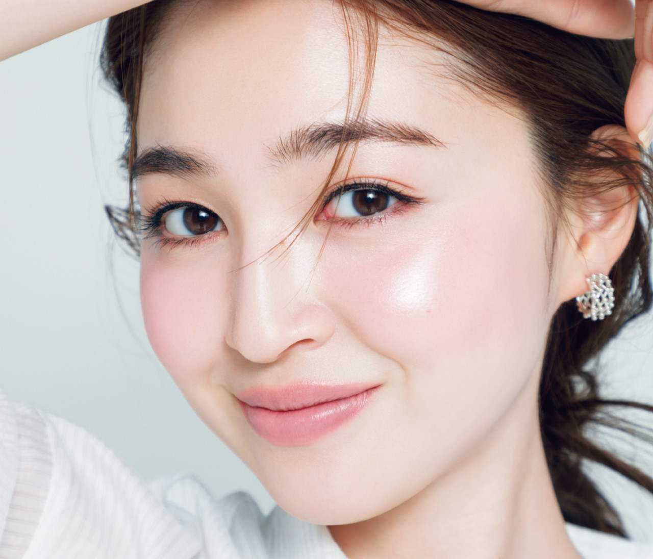 【約8割が自信がない!?チークメイク】30代になったら塗り方・塗る場所をアップデート！