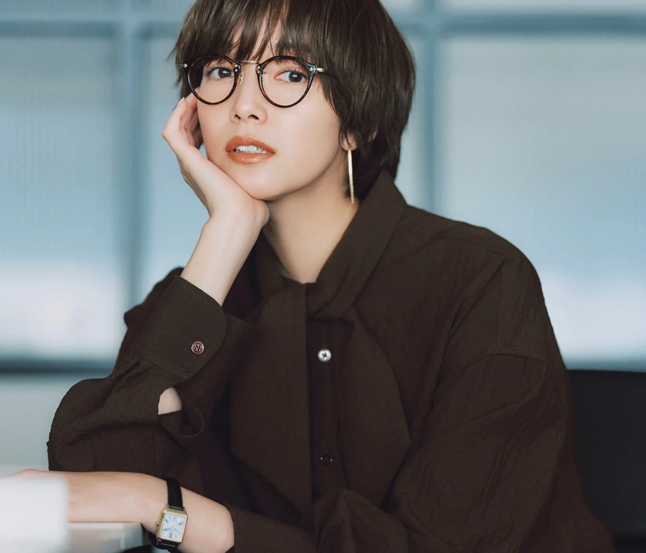 【ボウタイブラウスコーデ】旬色ブラウンならきちんとしたままトレンド感も！【BAILA今日のコーデ】