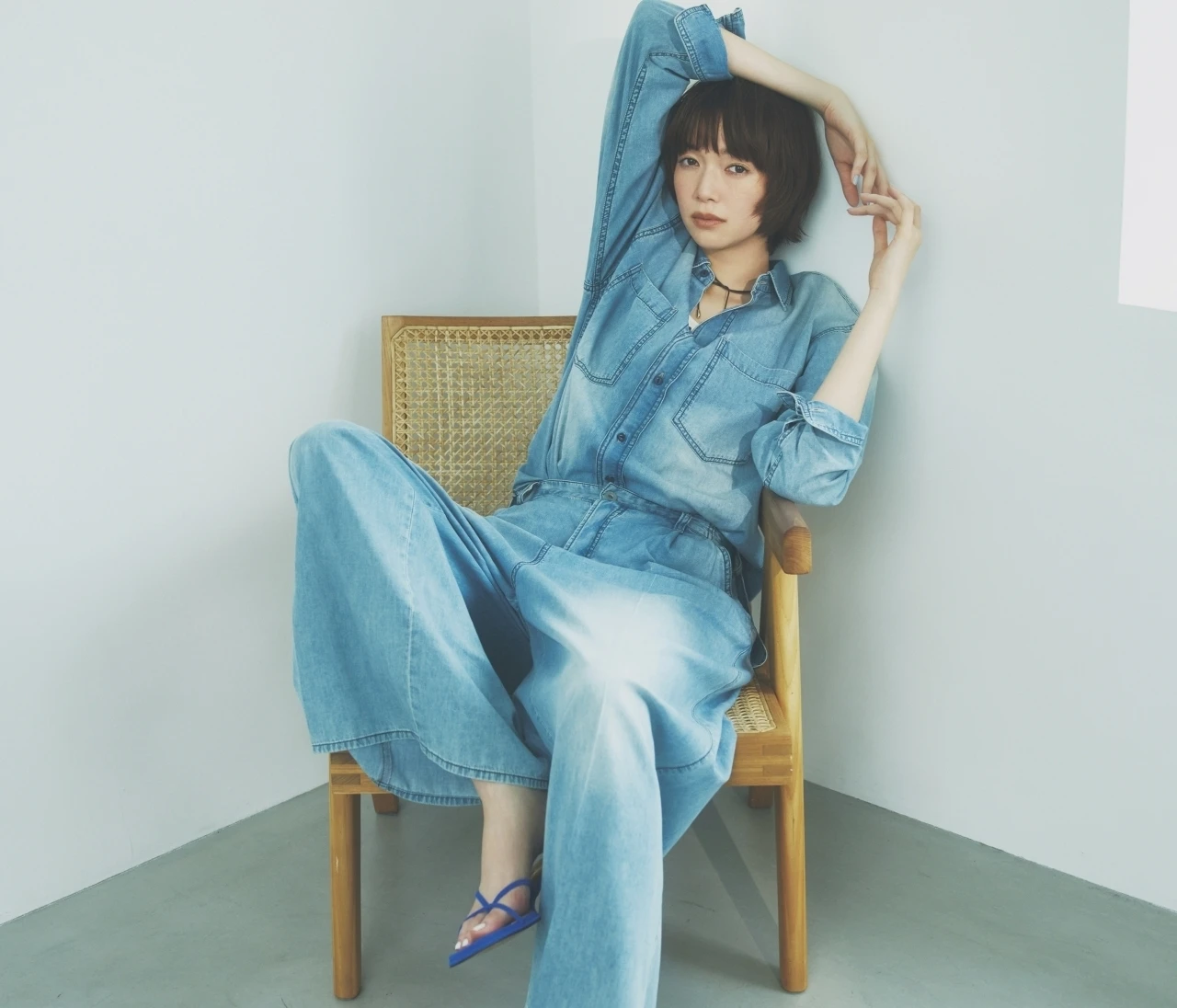 【デニムセットアップコーデ】薄・軽・柔の三拍子がそろったメルティデニムで今っぽく！【BAILA今日のコーデ】