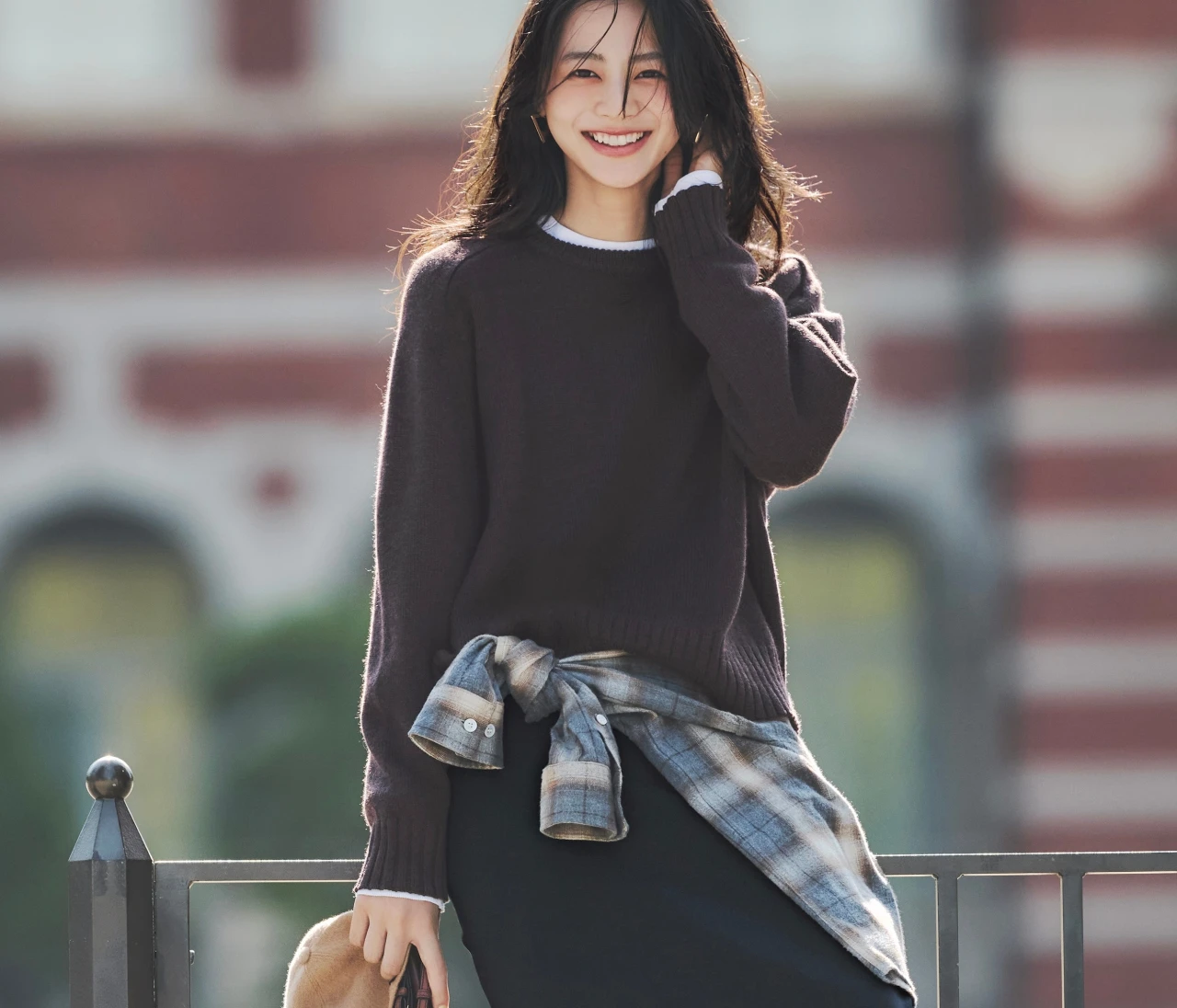 【黒 ローファーコーデ】抜け感ニットを端正なプラダのローファーで最上級に格上げ【BAILA今日のコーデ】