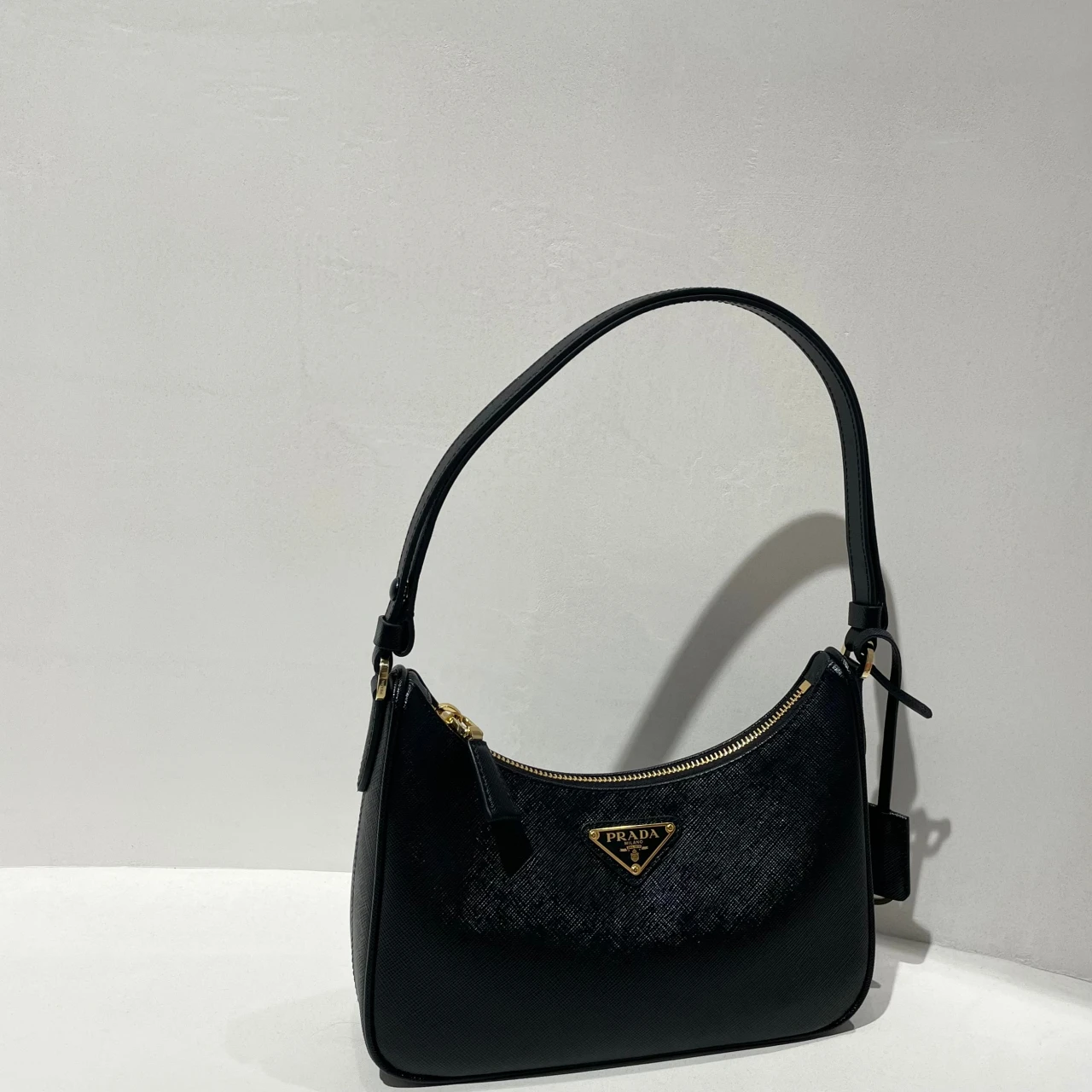 PRADA ミニバッグがON/OFFシンプルコーデに合わせやすい。