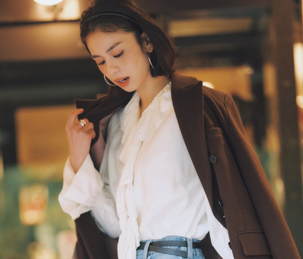 【高コスパ ブラウスコーデ】オンオフ活躍するラッフルブラウスが今日の主役【BAILA今日のコーデ】