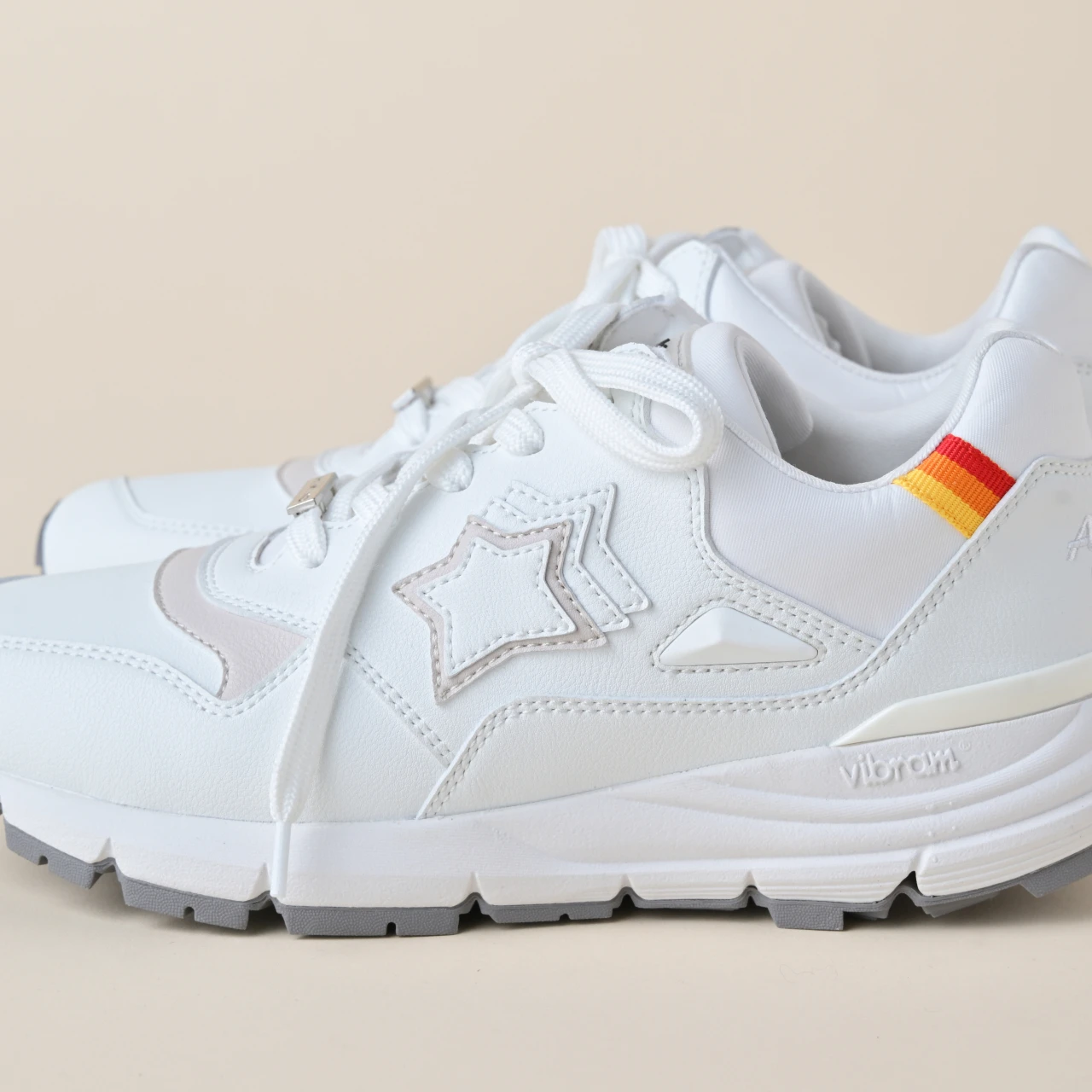 【Atlantic STARS×HIMIKO 白スニーカー】着用レビューも！ ビブラムソールスニーカー「AGENA（アジェナ）」は、遊び心を効かせたレザースニーカー 「きれいめ服に似合う白スニーカー vol.72」