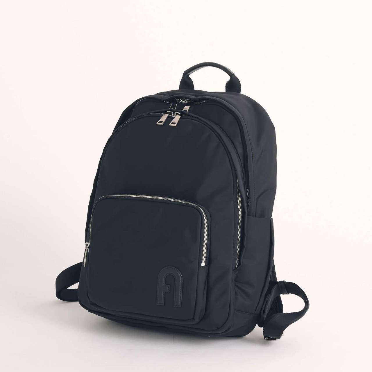 「フルラ」の防水リュックは、収納力抜群! だから出張でも大活躍間違いなし【優秀通勤リュック】