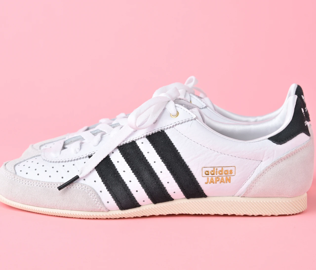 【adidas Originals（アディダス オリジナルス） 白スニーカー】着用レビューも！ 薄底スニーカー“JAPAN”復刻モデルが登場「きれいめ服に似合う白スニーカー vol.97」