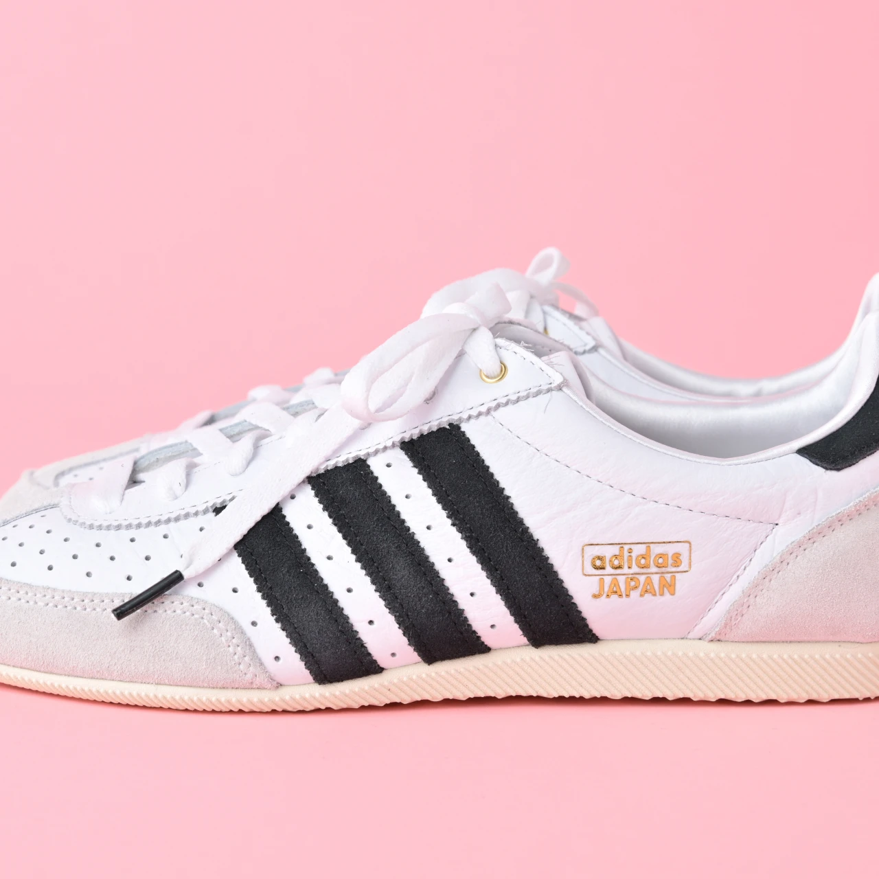 【adidas Originals(アディダス オリジナルス) 白スニーカー】着用レビューも! 薄底スニーカー“JAPAN”復刻モデルが登場「きれいめ服に似合う白スニーカー vol.97」