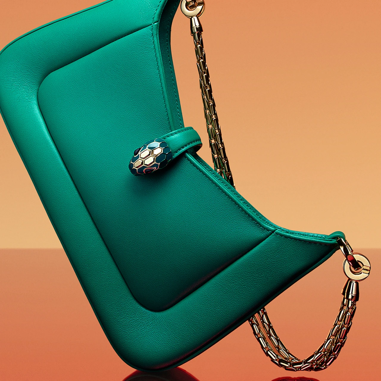 「ブルガリ」から新作バッグが登場！“KALEIDOSCOPIA（万華鏡）”をコンセプにした華やかなラインナップ