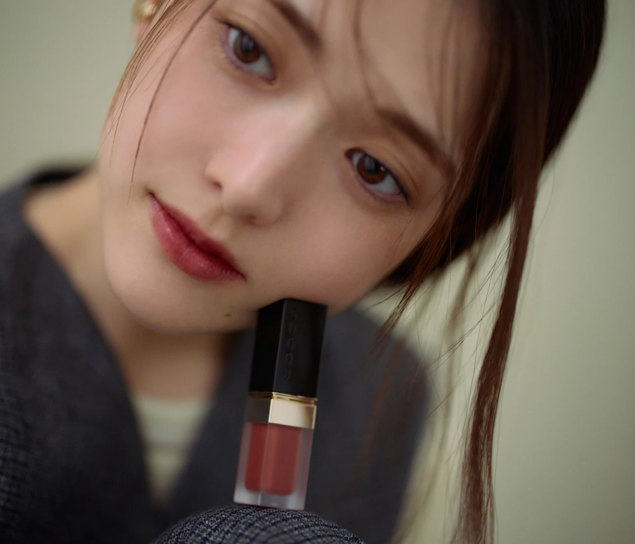 『SUQQU』の秋色リップで、ヌーディルックが品よく華やぐ!