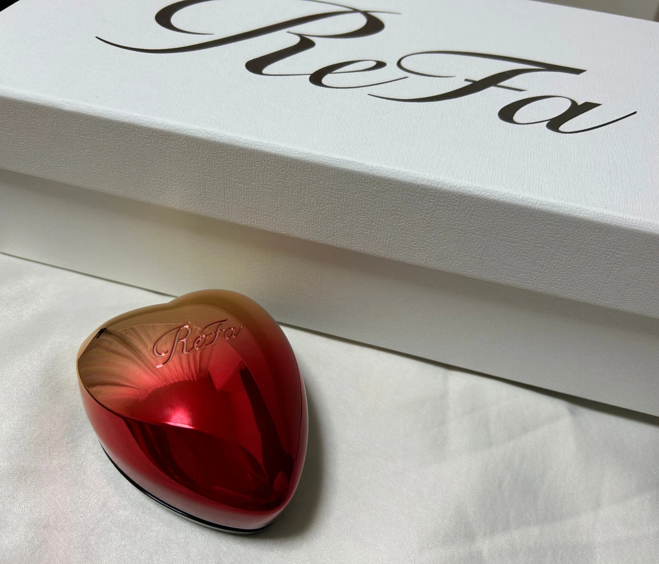 【リファ愛用者が本音レビュー】リファハートブラシで叶うサラツヤ髪！秘密の3段ピンと持ち運びの魅力、プレゼントにも！