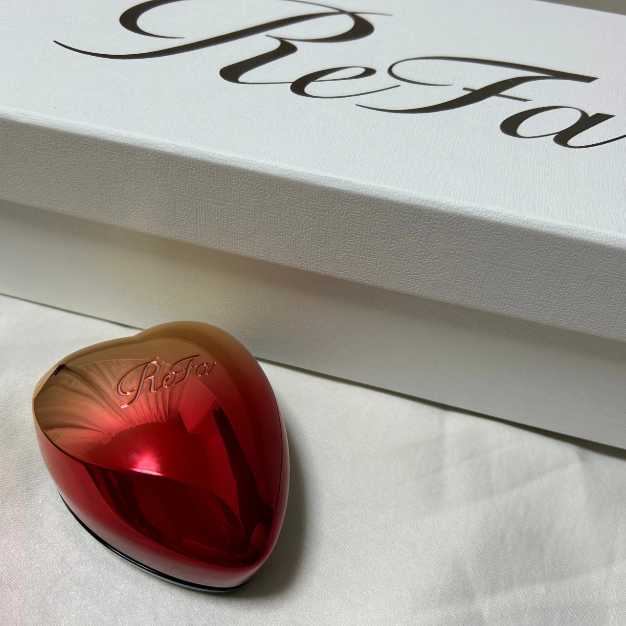 【リファ愛用者が本音レビュー】リファハートブラシで叶うサラツヤ髪!秘密の3段ピンと持ち運びの魅力、プレゼントにも!