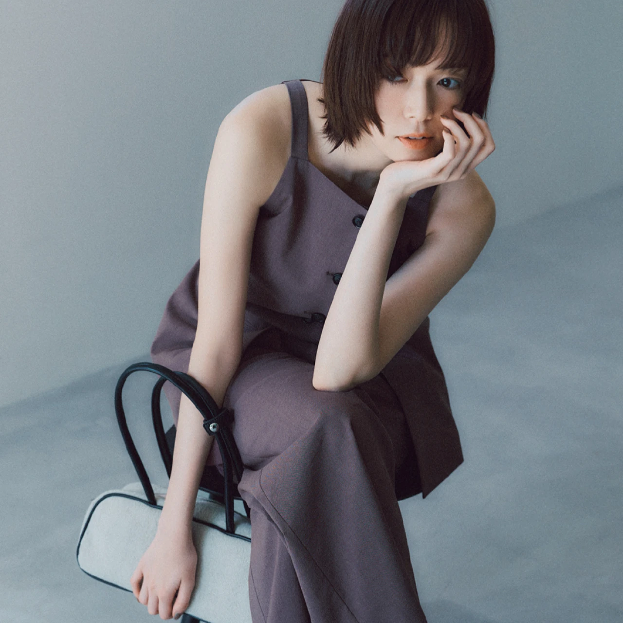 【素敵な彼女の“抜け感”の正体】「バッグ」は手持ち、透けるパンプスで軽やかに