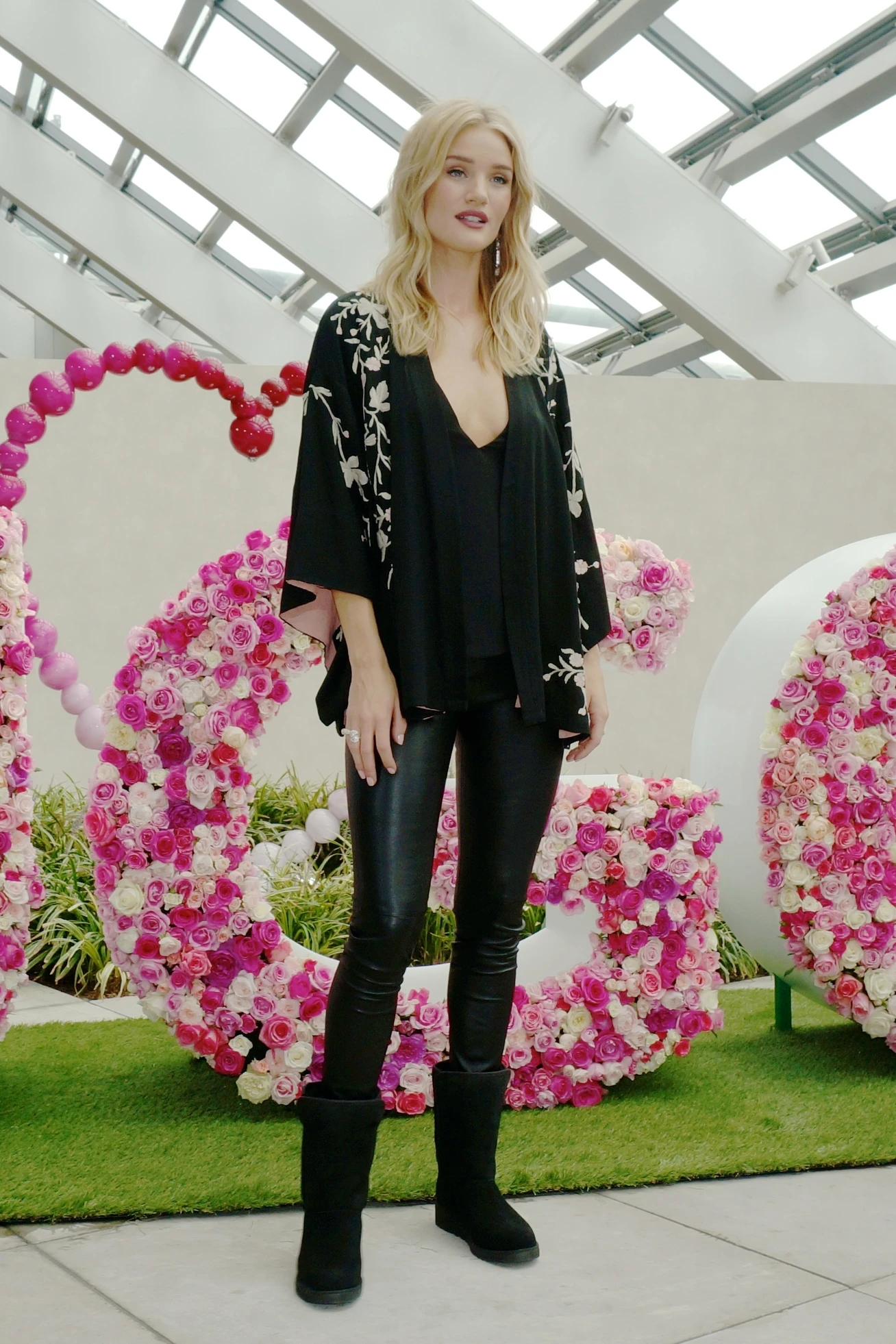 ロージー・ハンティントン=ホワイトリーのメリハリ黒スタイル【日めくりセレブ】