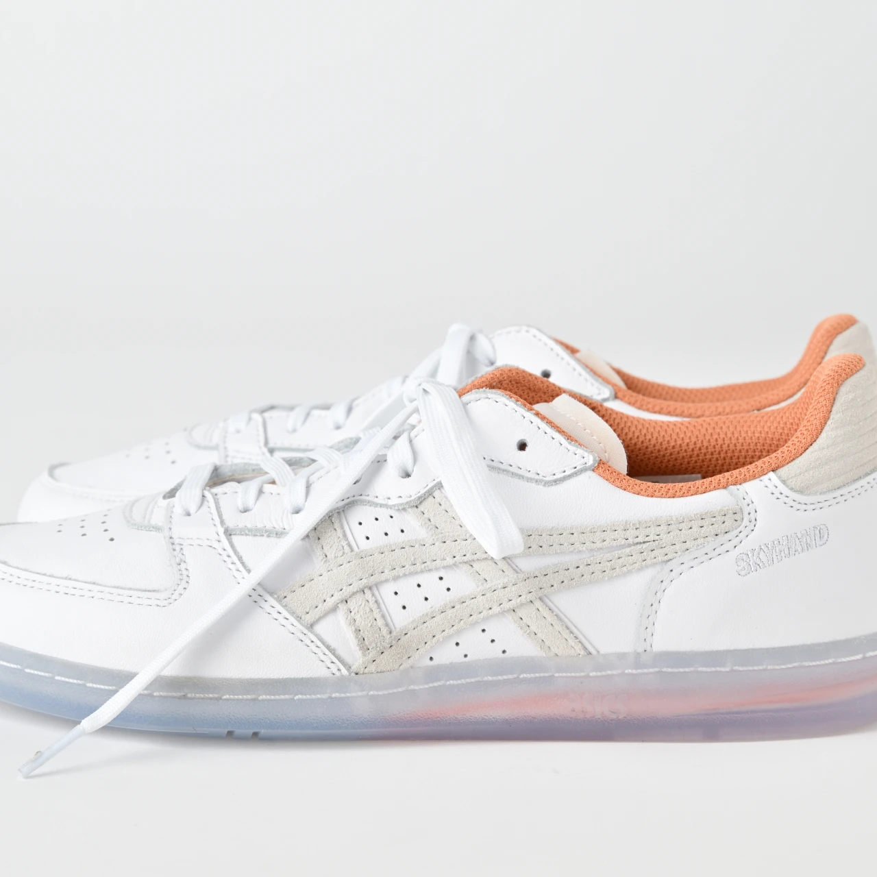 【ASICS(アシックス) 白スニーカー】着用レビューも! SKYHAND OGは、透け感のある薄底ソールが新鮮!「きれいめ服に似合う白スニーカー vol.98」