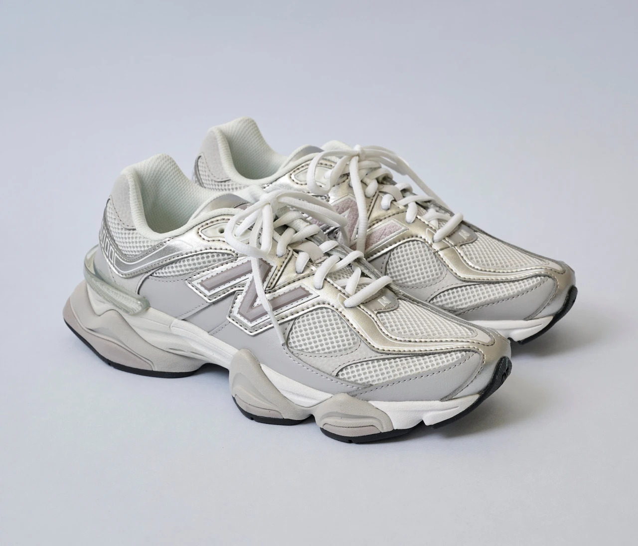 【ニューバランス】大人顔なハイテクスニーカーでこなれ感アップ！【きれいめ派の通勤・休日スニーカー】