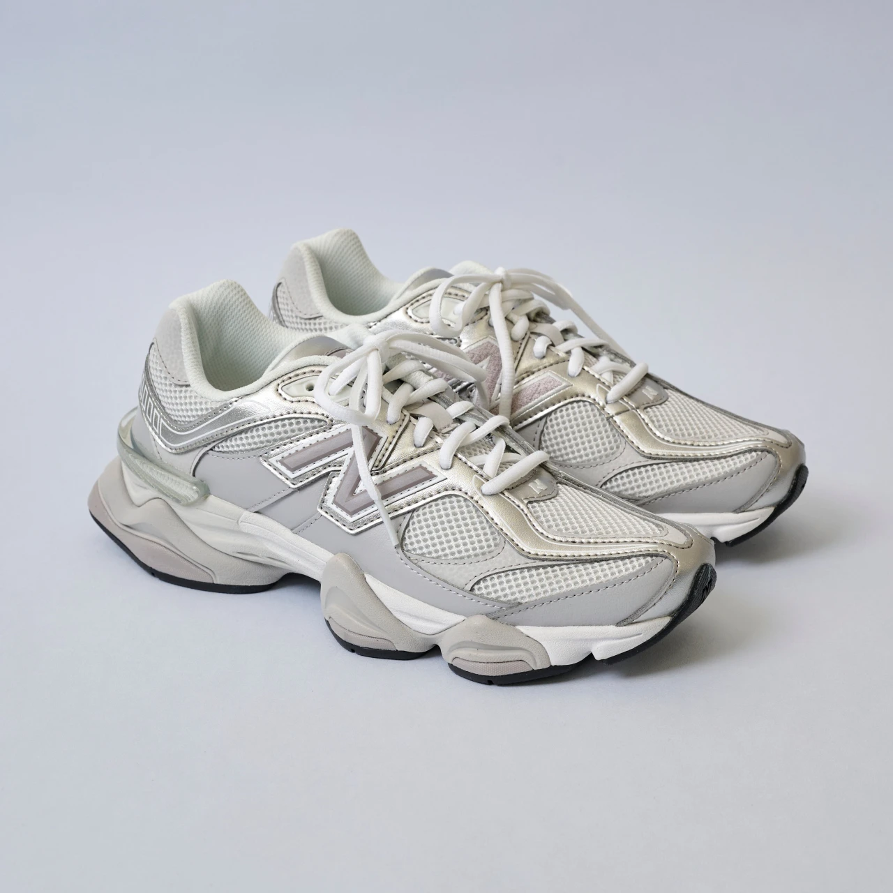 【ニューバランス】大人顔なハイテクスニーカーでこなれ感アップ！【きれいめ派の通勤・休日スニーカー】