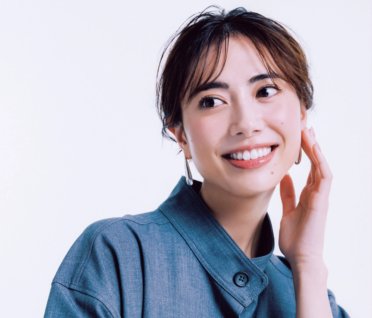 【登壇とは？】登壇シーンに視線の集まる口元こそ美しく！人前に立つ前に必須の“歯紅対策”