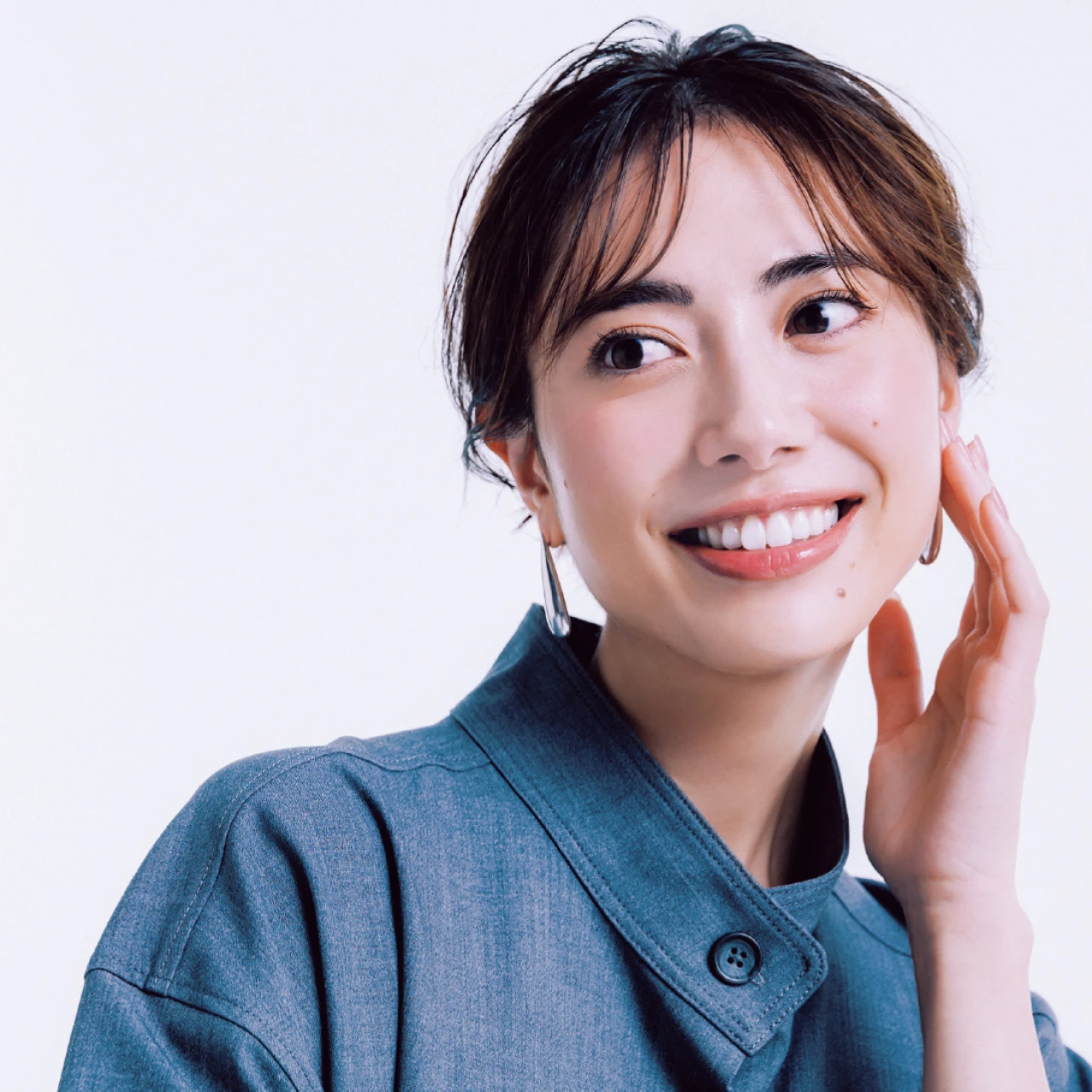 【登壇とは?】登壇シーンに視線の集まる口元こそ美しく!人前に立つ前に必須の“歯紅対策”