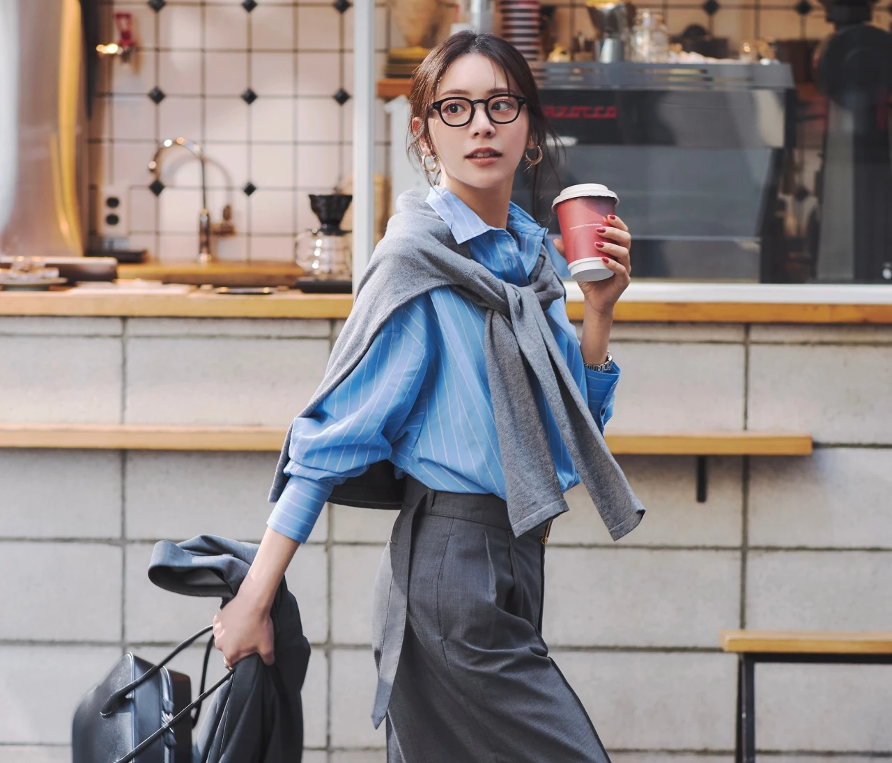 【白スニーカーコーデ】大人っぽく決まるミュートスニーカーを選んで【BAILA今日のコーデ】