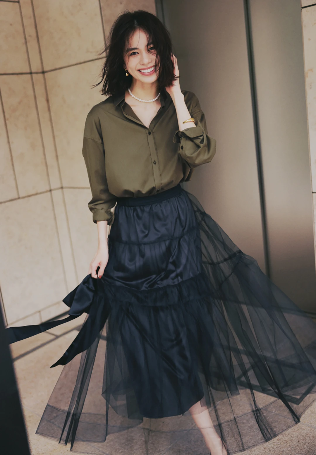 サテンシャツとチュールスカート