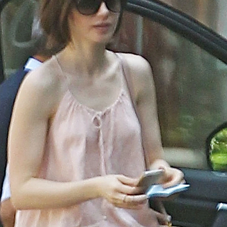 リリー・コリンズはヌードピンクで可愛げ盛り♥【日めくりセレブ】