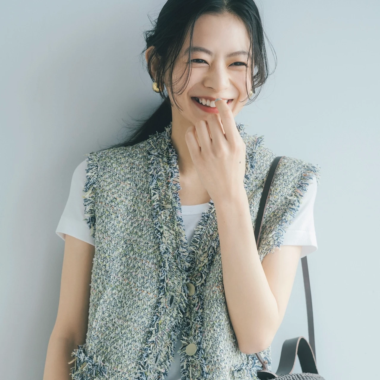 【ジレコーデ】ミックスカラーのツイードがミニマムな白Tシャツに可愛げを上乗せ【BAILA今日のコーデ】